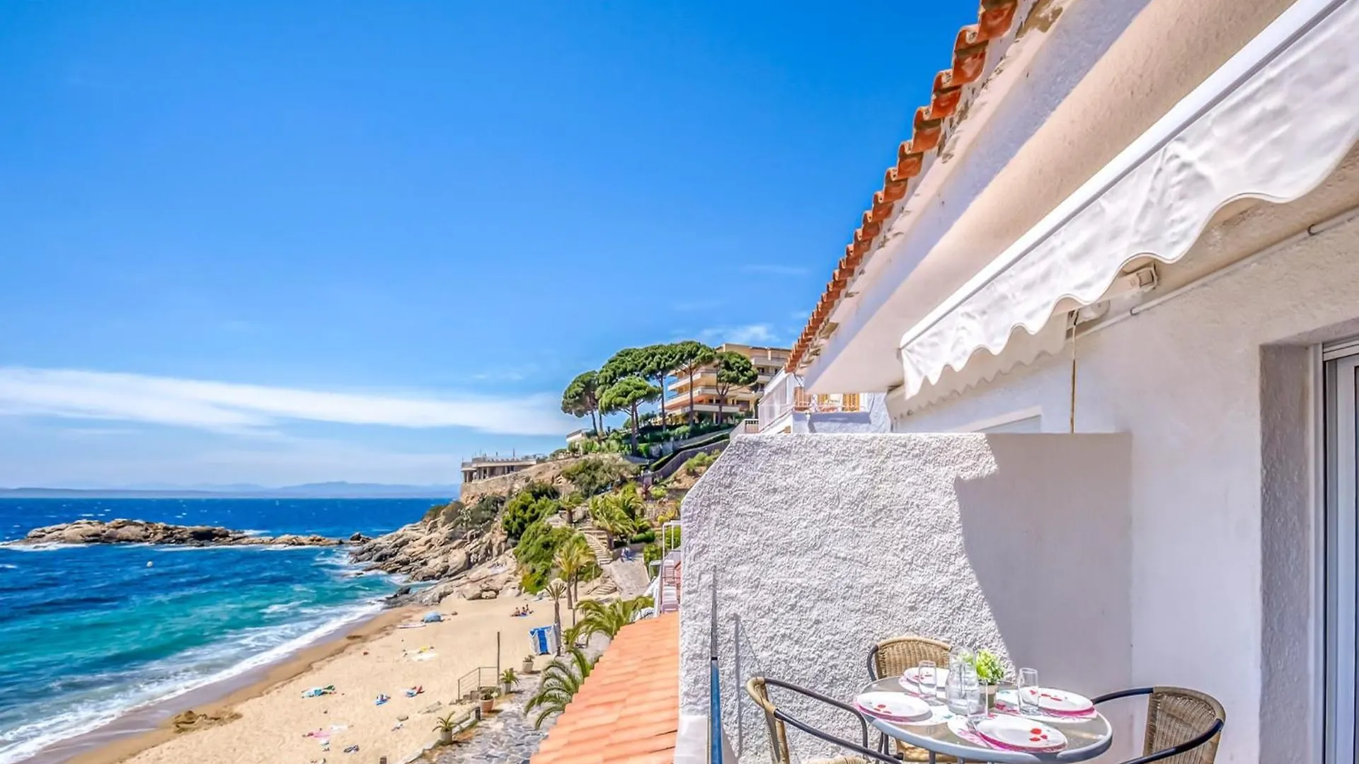Apartment With View Montjoi