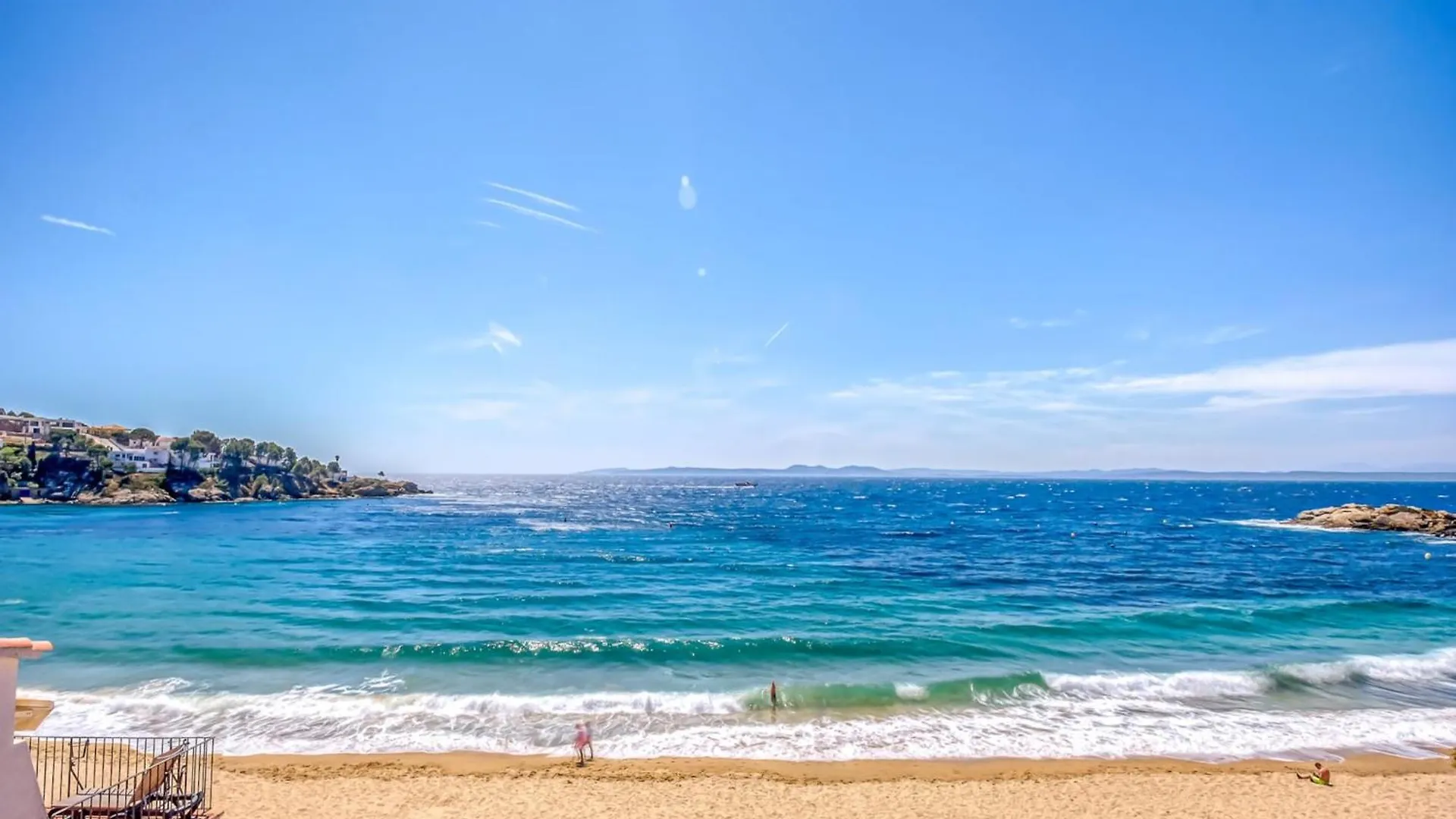 Apartment With View Montjoi Spain