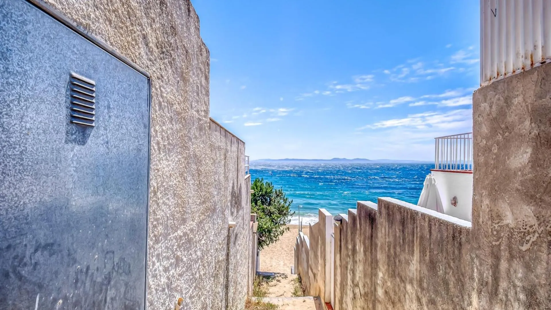 Apartment With View Montjoi