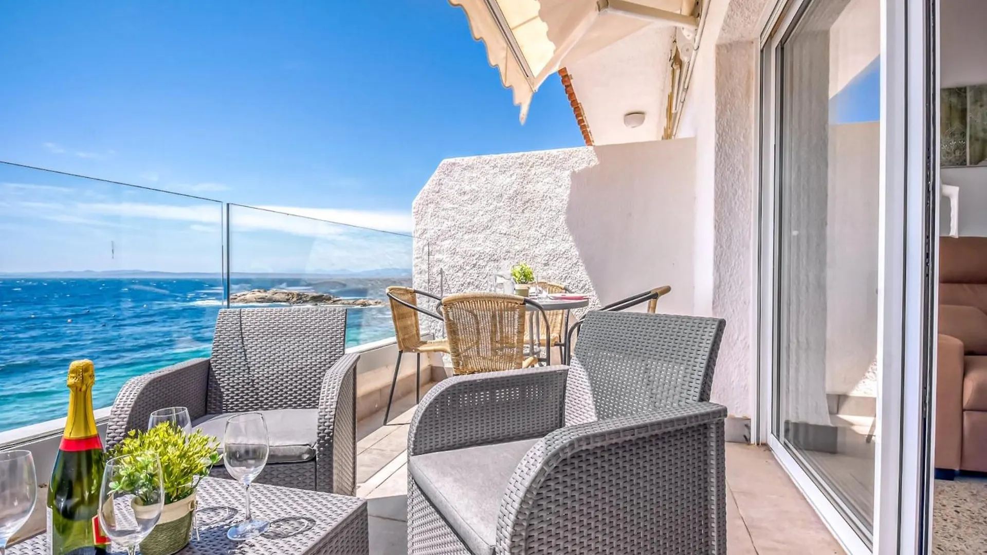 Apartment With View Montjoi