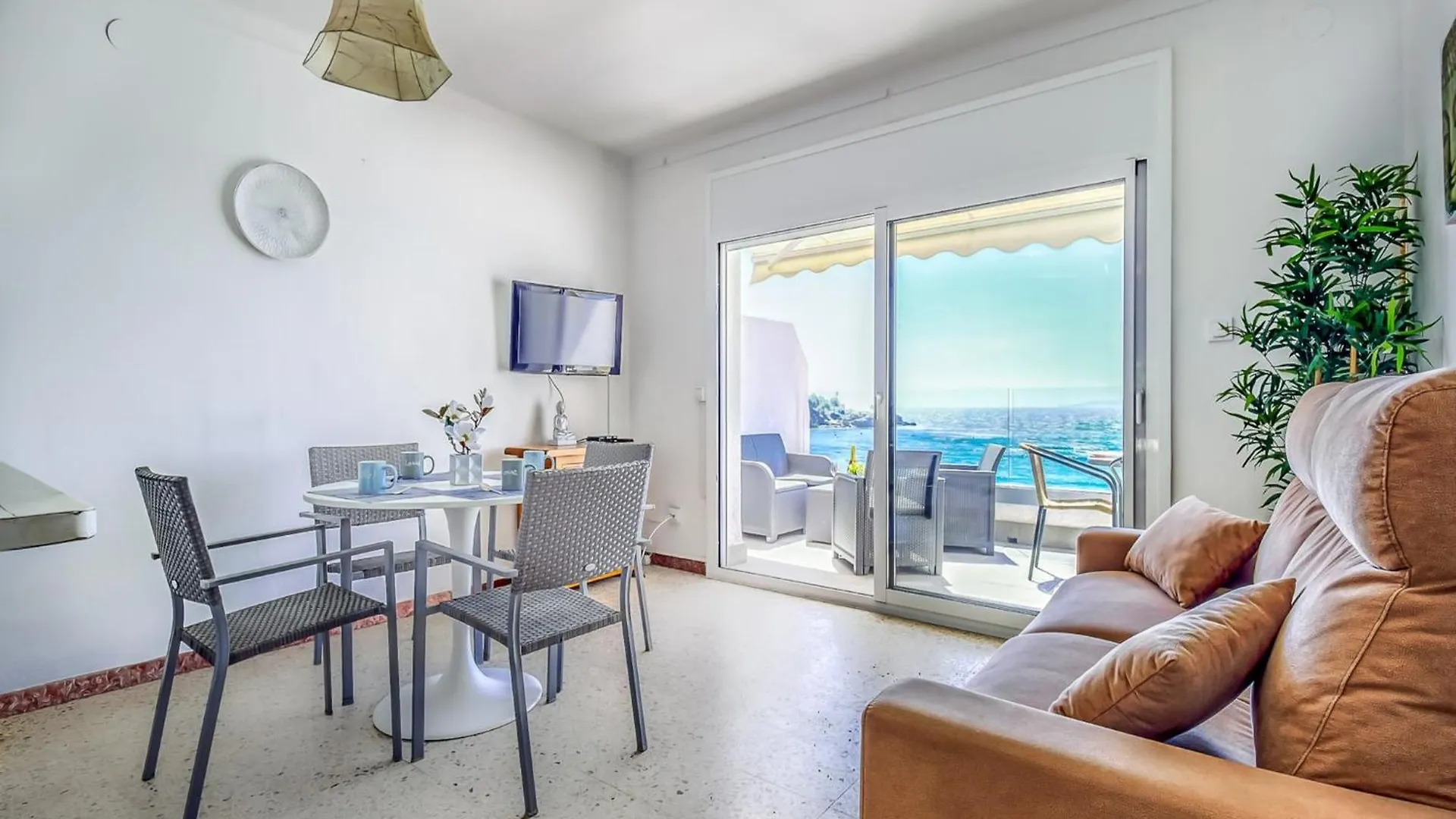 Apartment With View Montjoi 0*,