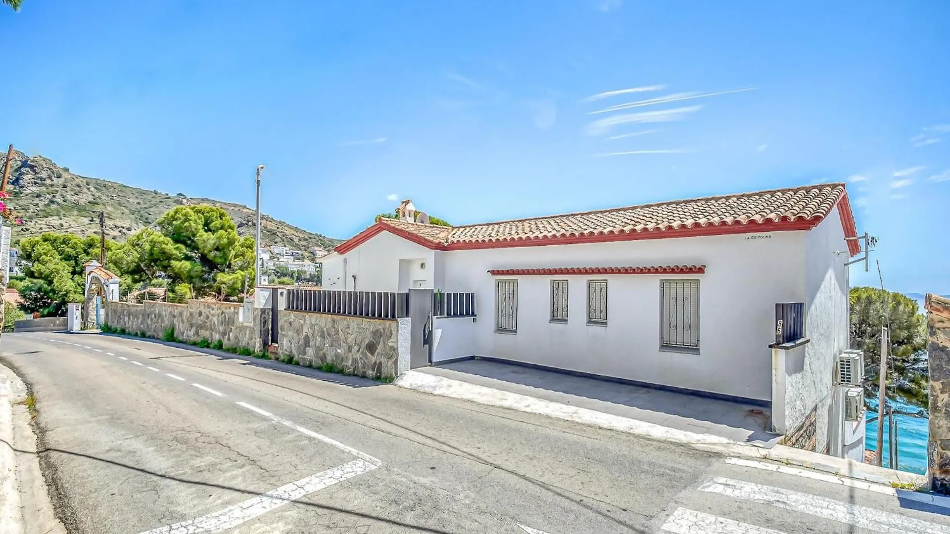 Apartment With View Montjoi 0*,